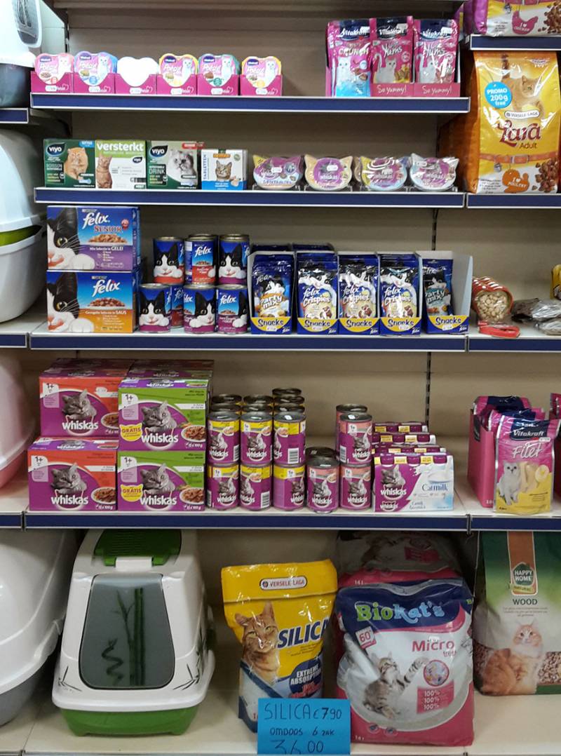 Assortiment kattenvoer in Dierenspeciaalzaak Achterhoek Gunnewick Tuin en Dier